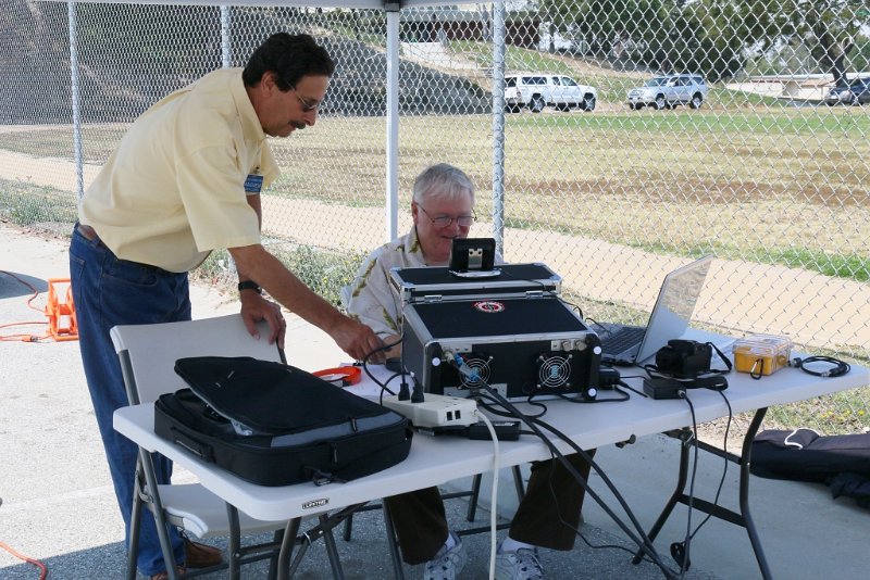 024a.jpg - Gary, WA6MEM, and Bob, KE6JI, at VHF/UHF station