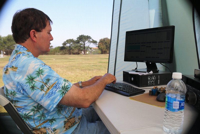 076a.jpg - Rocco, N6KN, at CW station 30 minutes before end of FD