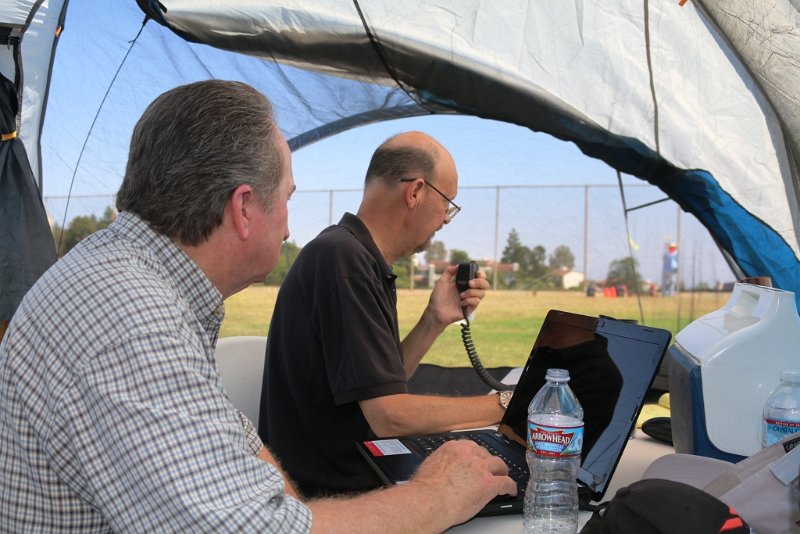 082a.jpg - Clay, AB9A, and Peter, KE6JPM, make final SSB contacts